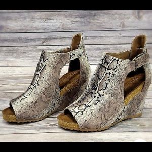 Snake print wedges size 8 NWOT